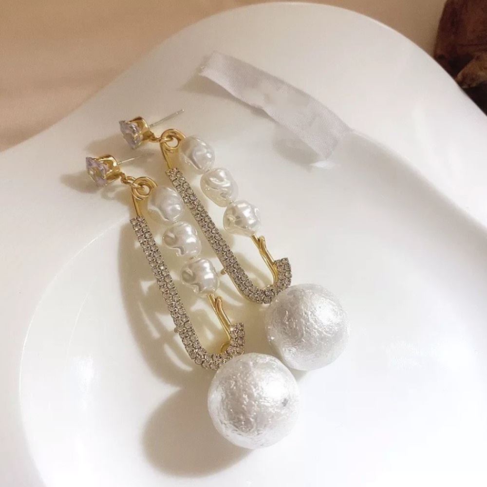 🌟 Big Pin Gold Tone Pearl Earrings - Picture 5 of 6